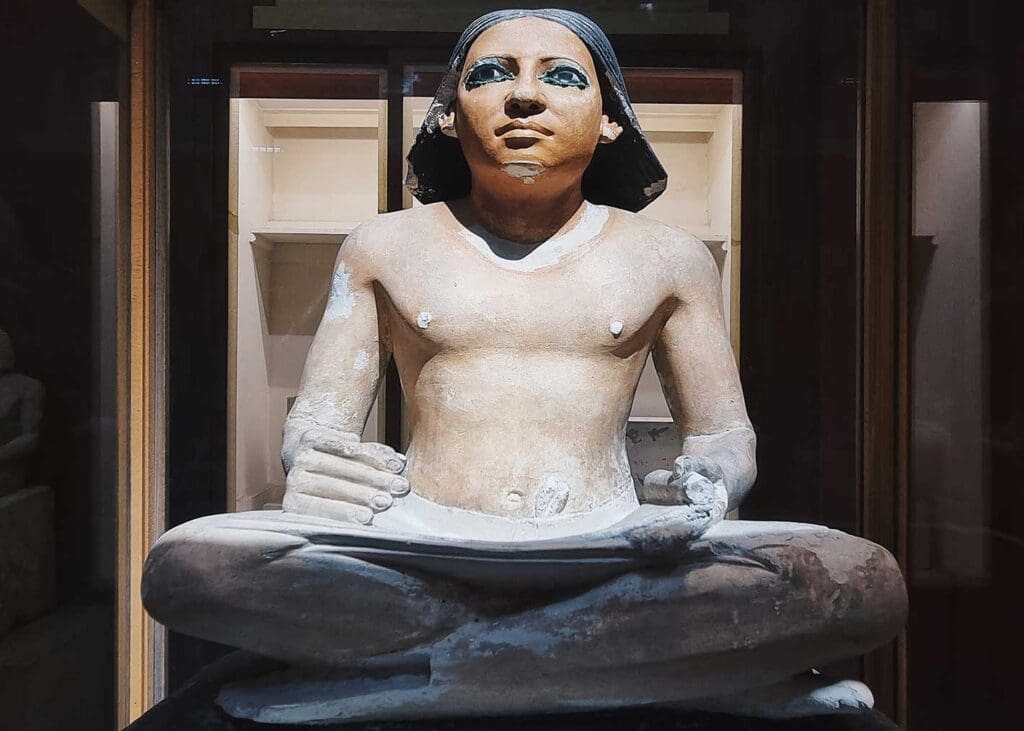 escria sentado museo egipcio