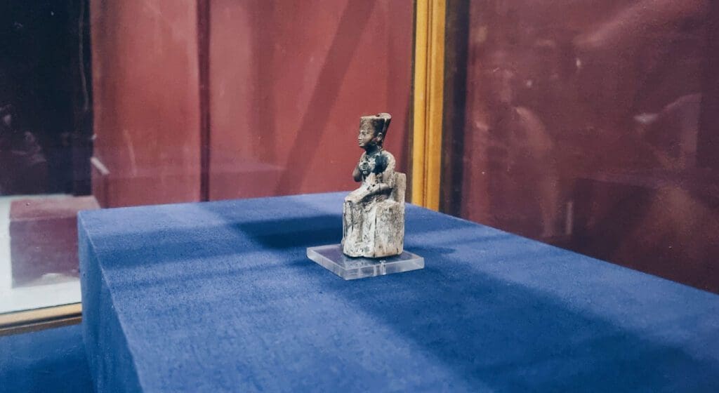 estatuilla keops museo cairo