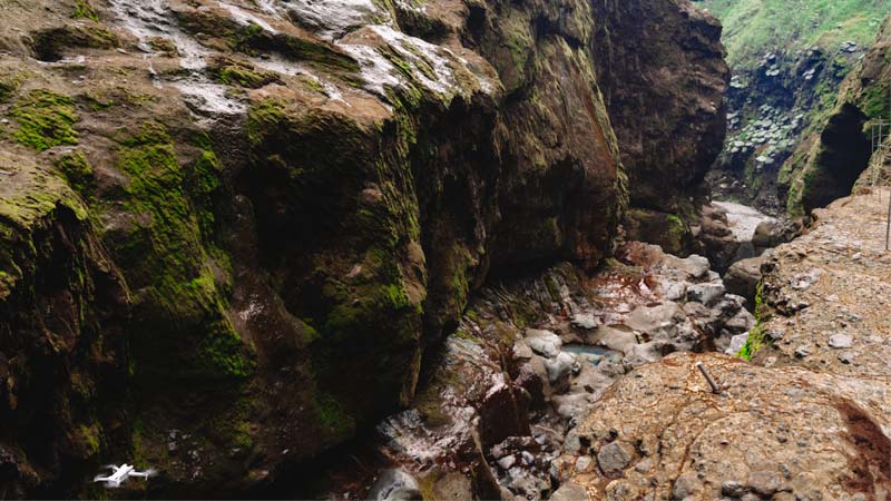 catarata de toro crater volcanico