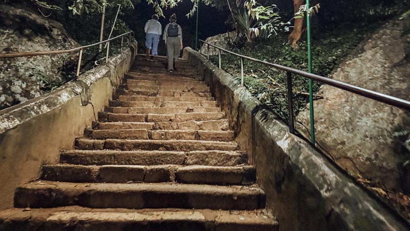 subida pidurangala rock sigiriya sri lanka